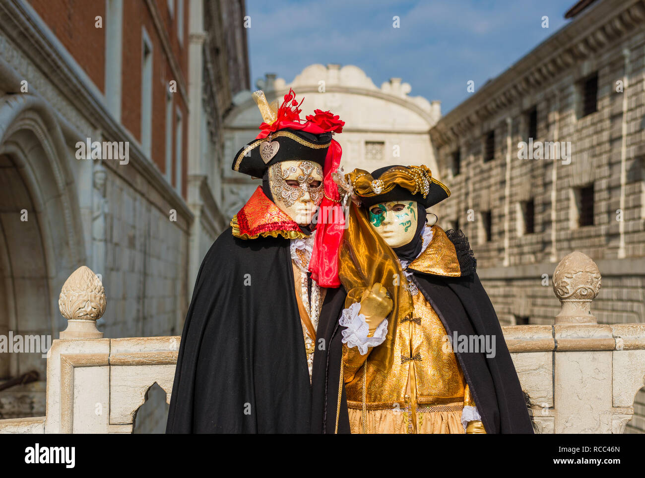 Karneval in Venedig. Zwei schöne venezianische Masken mit der berühmten Seufzerbrücke im Hintergrund Stockfoto