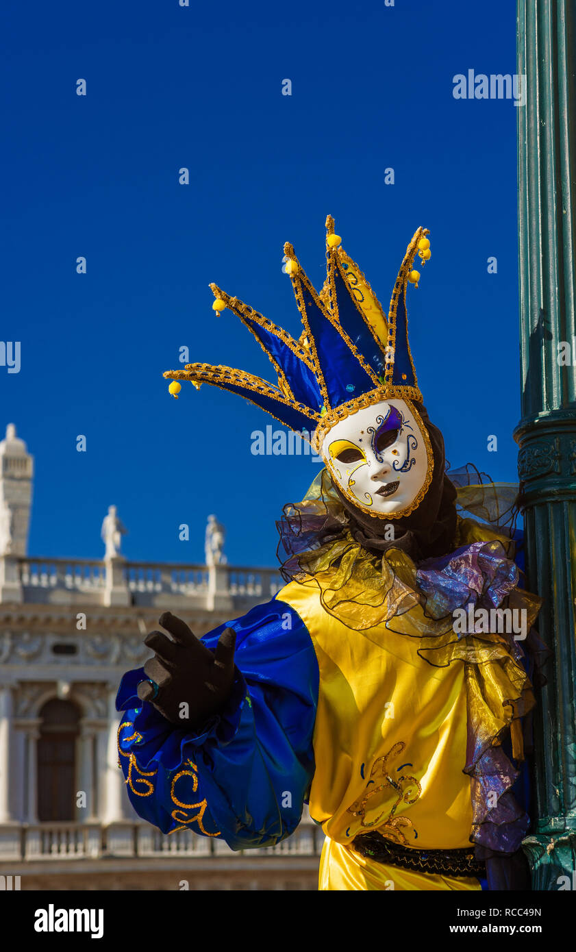 Karneval in Venedig. Eine wunderschöne venezianische Maske mit Jester's Cap Stockfoto