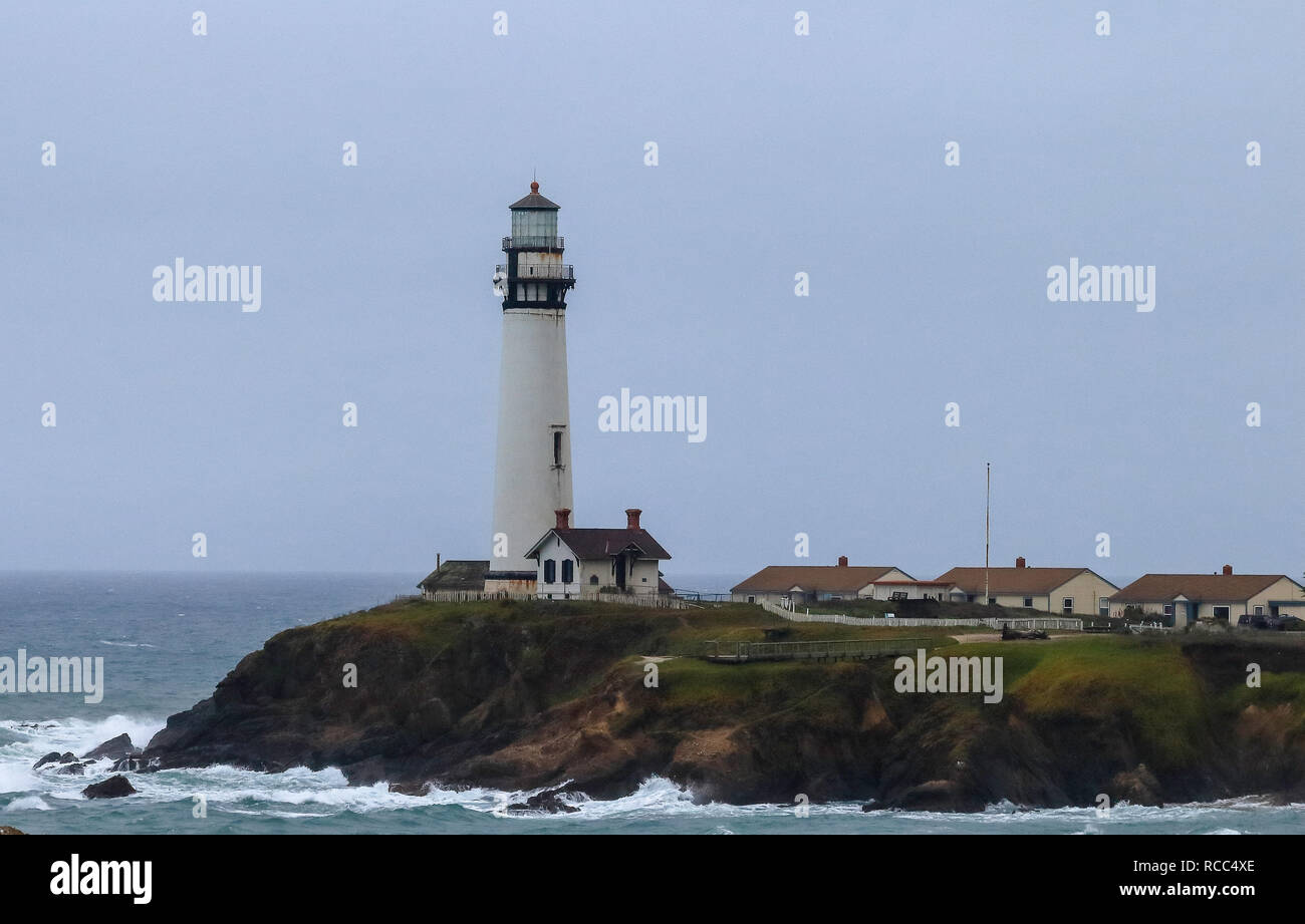Pigeon Point Lighthouse in Pescadero, Kalifornien in an einem bewölkten nebligen Wintertag Stockfoto