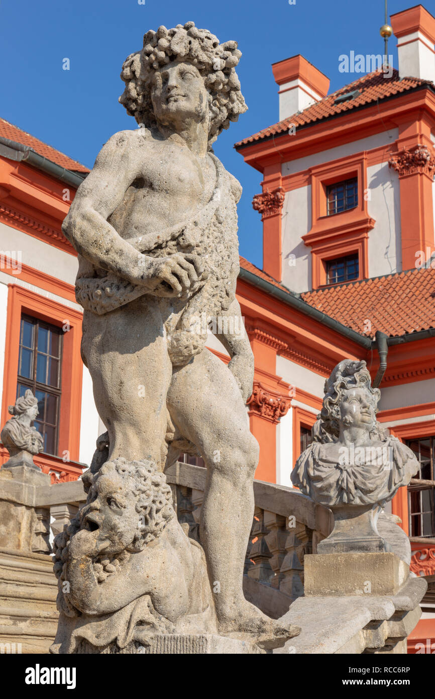 Prag, tschechische Republik - 16. Oktober 2018: Die Statue des Dionysos auf der Treppe des barocken Palast Trojsky zámek von Georg Paul Heermann (1685). Stockfoto