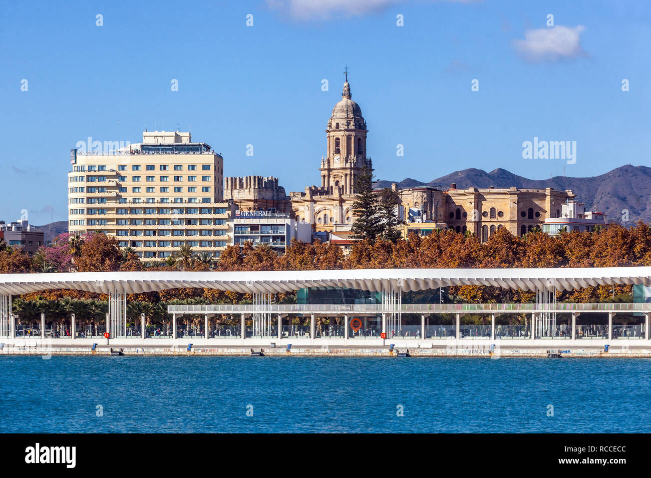 Die Kathedrale von Malaga Blick über Hafen, Spanien Stockfoto