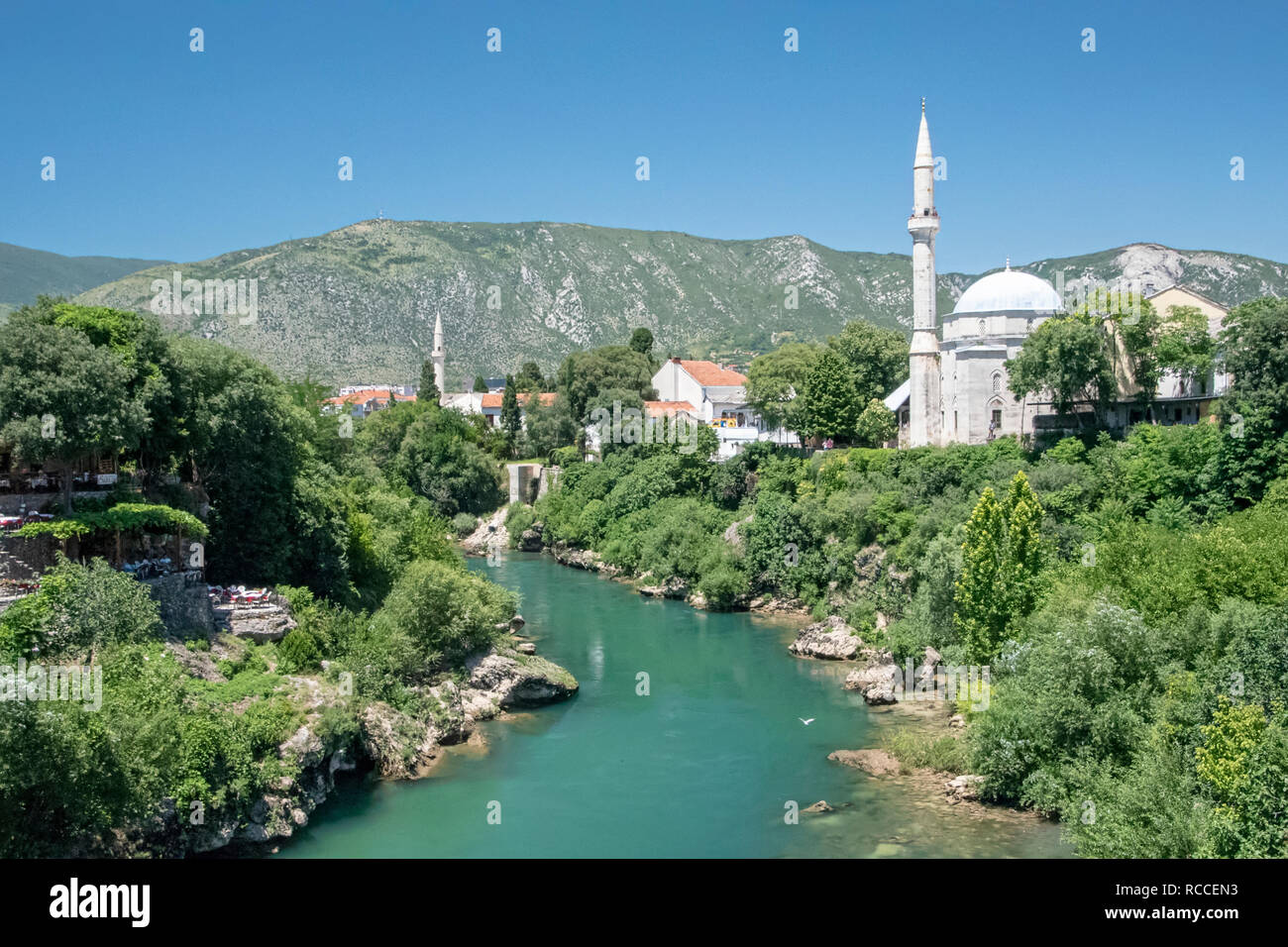 Bosnien und Herzegowina Mostar - Juni 2018: Die Koski Mehmed Pascha Moschee wie von der alten Brücke aus gesehen. Im Wesentlichen wieder aufgebaut nach dem Krieg, 1618, gewölbte Moschee hat ein Stockfoto