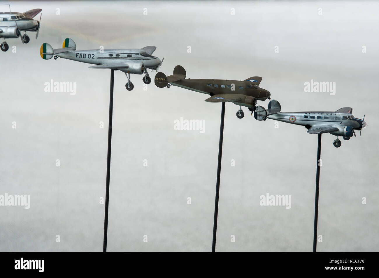 Boeing Museum der Flug Galerie von historischen Flugzeugen kleine Modellflugzeuge in einer Reihe. Stockfoto