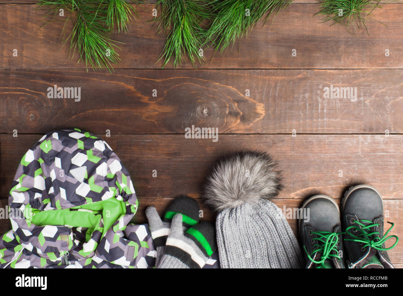 Grau und Grün winter streetwear Kleidung mit dri Baum Dekoration über braun  Holz- Hintergrund mit Kopie Raum, flach Stockfotografie - Alamy