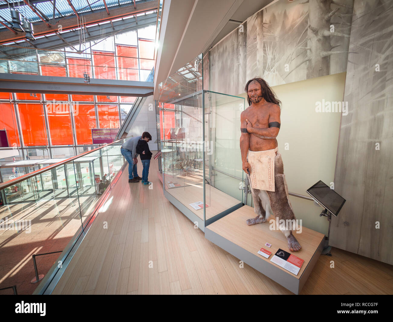 Trento, Italien - 11. November 2017: Wachs Statuen des primitiven Menschen im Science Museum in Trient, Italien. Stockfoto