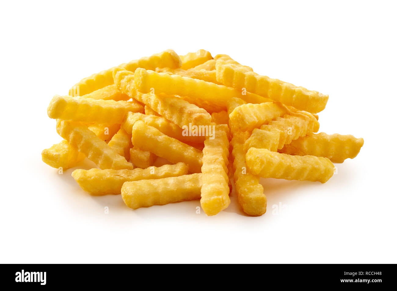 Stapel der Goldenen knusprige Crinkle cut Pommes frites, Pommes Frites oder Chips auf einem weißen Hintergrund geeignet für Werbung und ein Menü Stockfoto