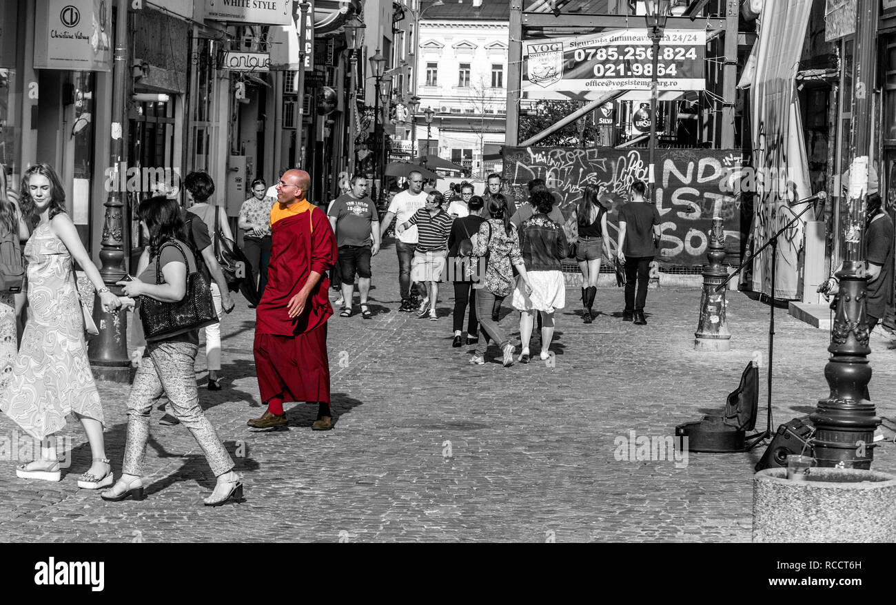 Buddhistischer Mönch zu Fuß in der Altstadt von Bukarest Stockfoto