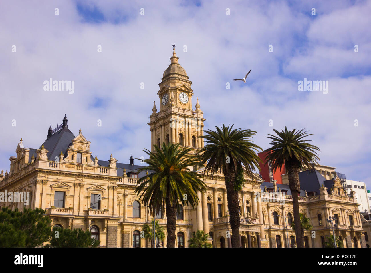 Cape Town City Hall vor einem Blauen und bewölkter Himmel an einem Wintermorgen im Juli Stockfoto