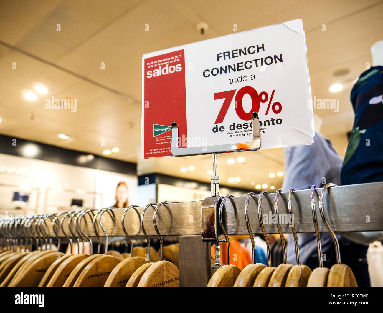 Lissabon, Portugal - Feb 10, 2018: Verkäufe - Rabatt Preis tags mit 70 aus der Fashion Kollektion von French Connection Marke Kleidung Stockfoto