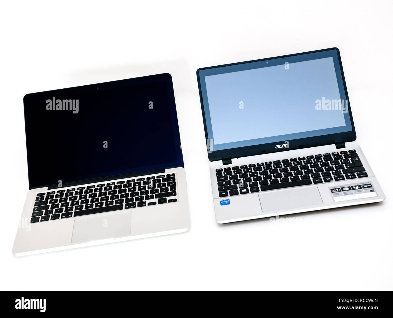 LONDON, GROSSBRITANNIEN - 13.Februar 2014: Apple MacBook Pro und Acer Aspire Windows-PC Seite an Seite auf weißem Hintergrund Stockfoto