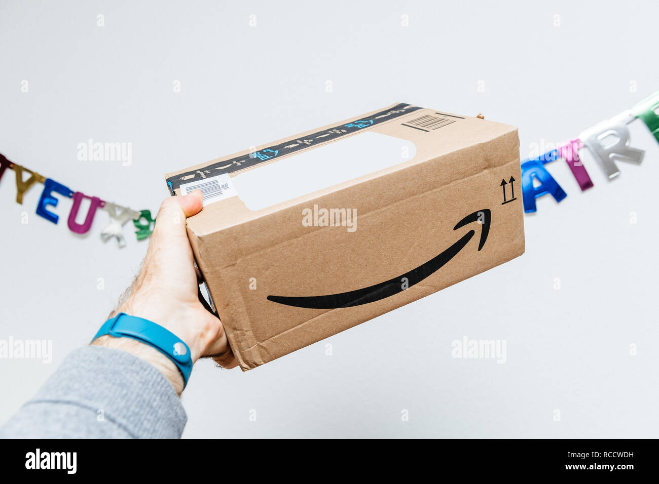 PARIS, Frankreich - Jan 6, 2018: Amazon Karton Paket Box mit Lächeln Pfeil  Schriftzug gegen Joyeux Anniversaire text Happy Birthday Party  Stockfotografie - Alamy