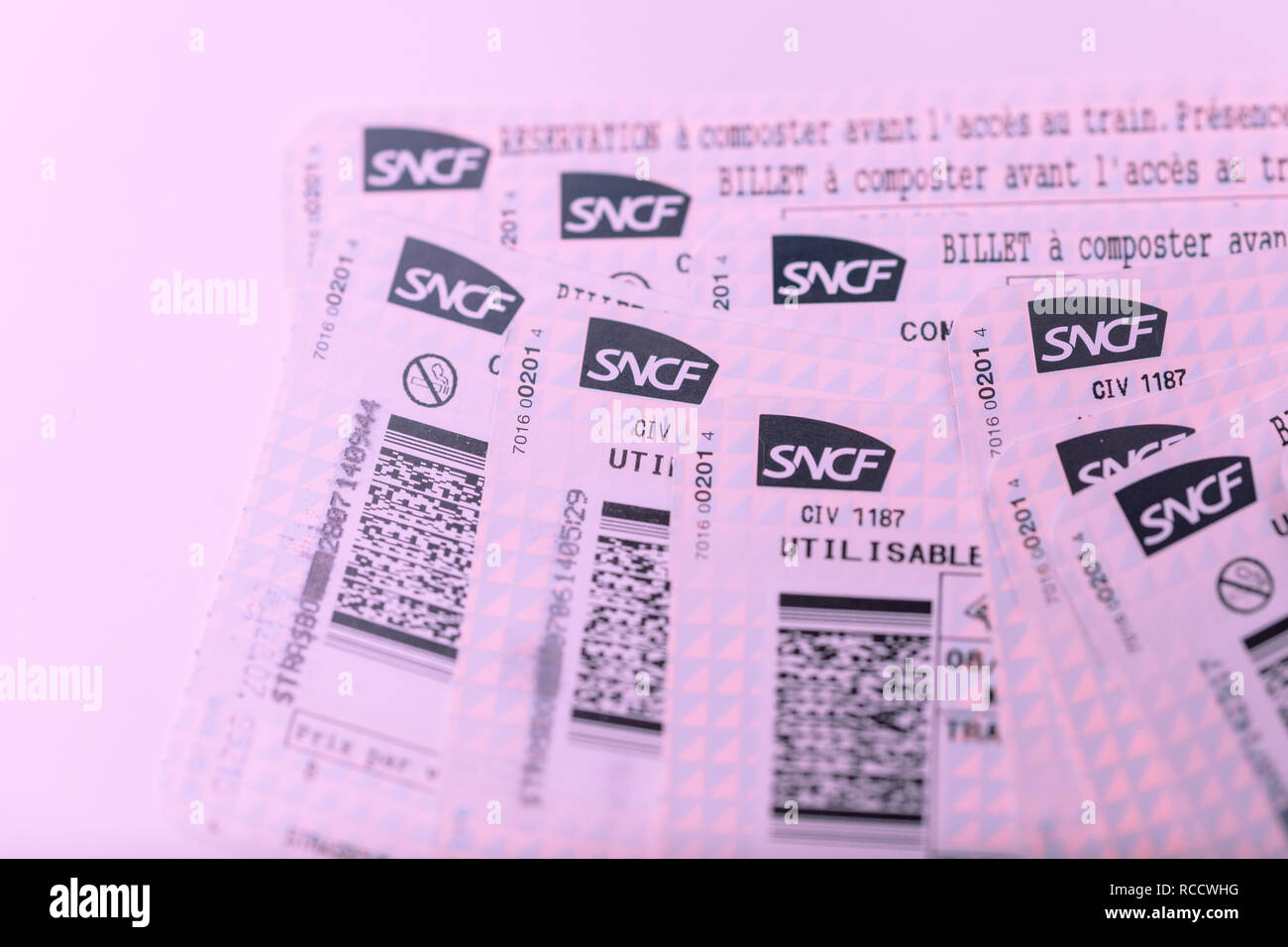 PARIS, Frankreich, 14. Jan. 2015: Stapel von mehreren SNCF Société nationale des chemins de fer francais Bahntickets von oben gesehen zufällig auf einem Tisch arrangiert Stockfoto