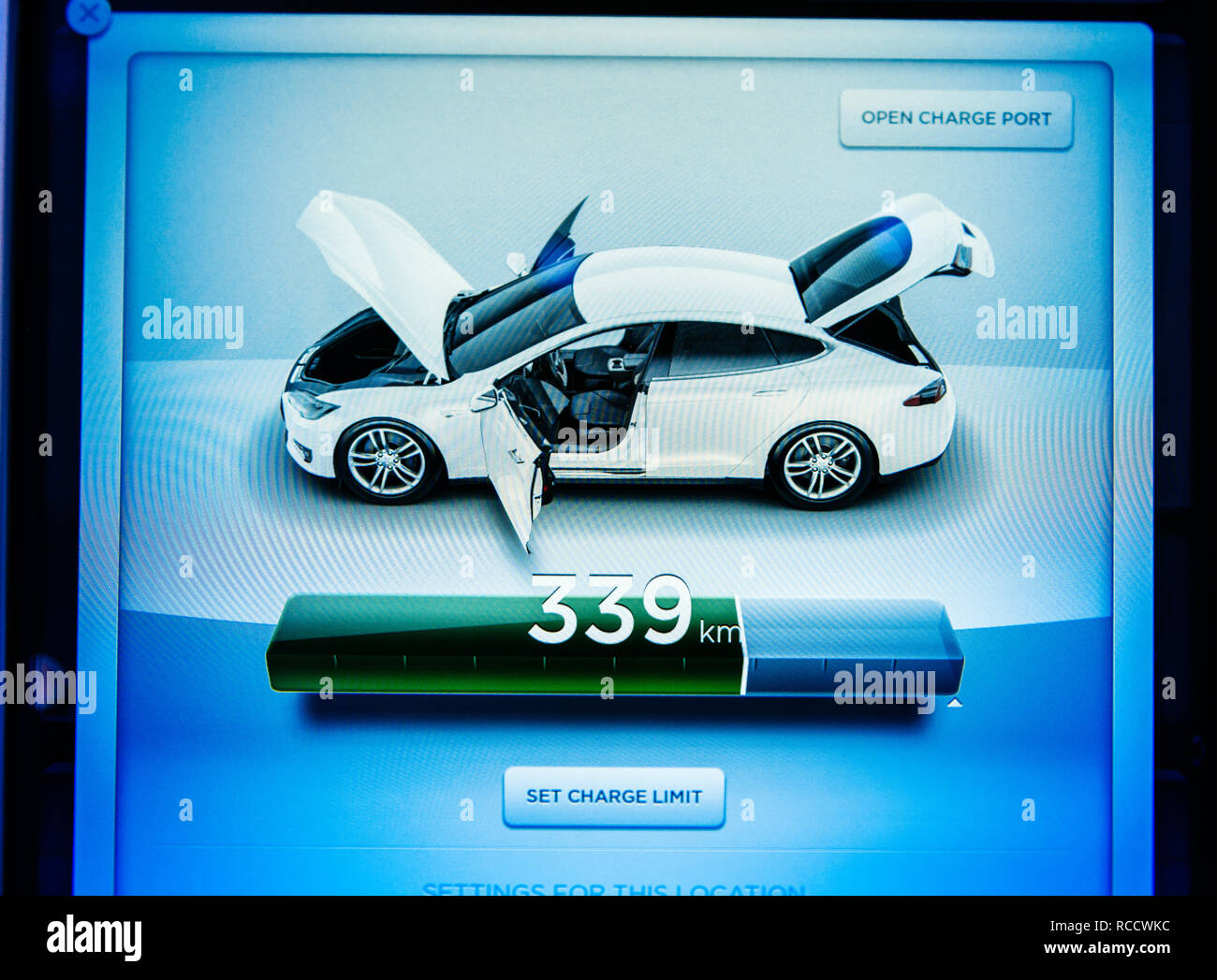 Tesla dashboard software -Fotos und -Bildmaterial in hoher Auflösung ...