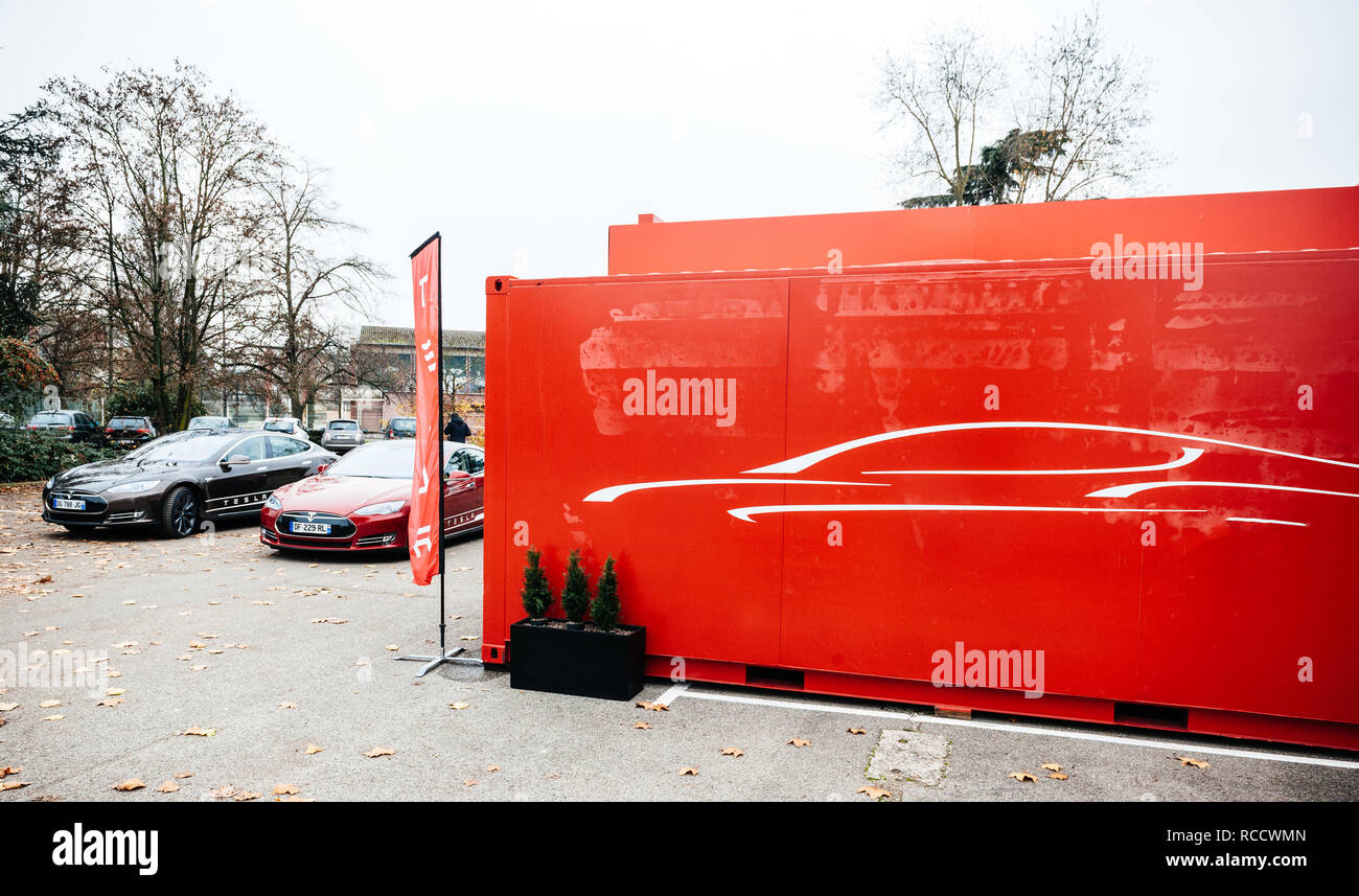 PARIS, Frankreich, 29.November 2014: Neue Tesla Model S Elektroautos vor Showroom mit großen bemalten Wagen geparkt Stockfoto