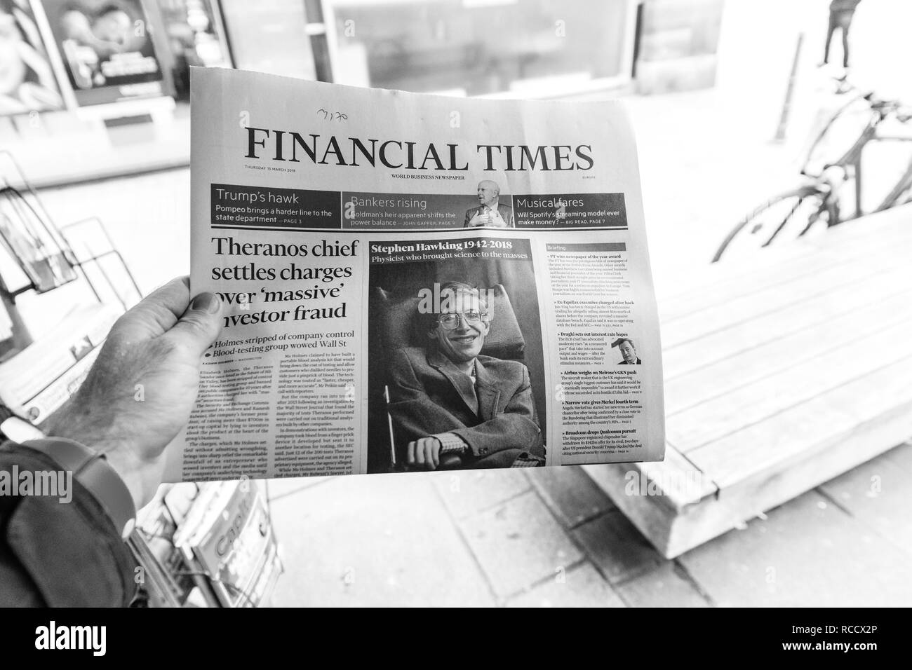 PARIS, Frankreich, 15. MÄRZ 2018: Internationale Zeitung Financial Times mit Portrait von Stephen Hawking Englischer theoretischer Physiker und Kosmologe tot am 14. März 2018 Stockfoto