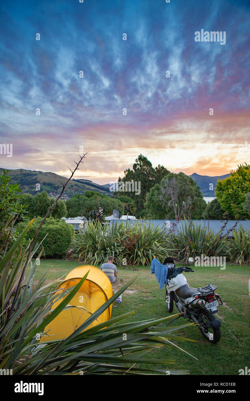 Akaroa, Canterbury, Neuseeland - 5. Januar 2019: Entspannen und genießen den Sonnenuntergang am Akaroa Top 10 Holiday Park Stockfoto
