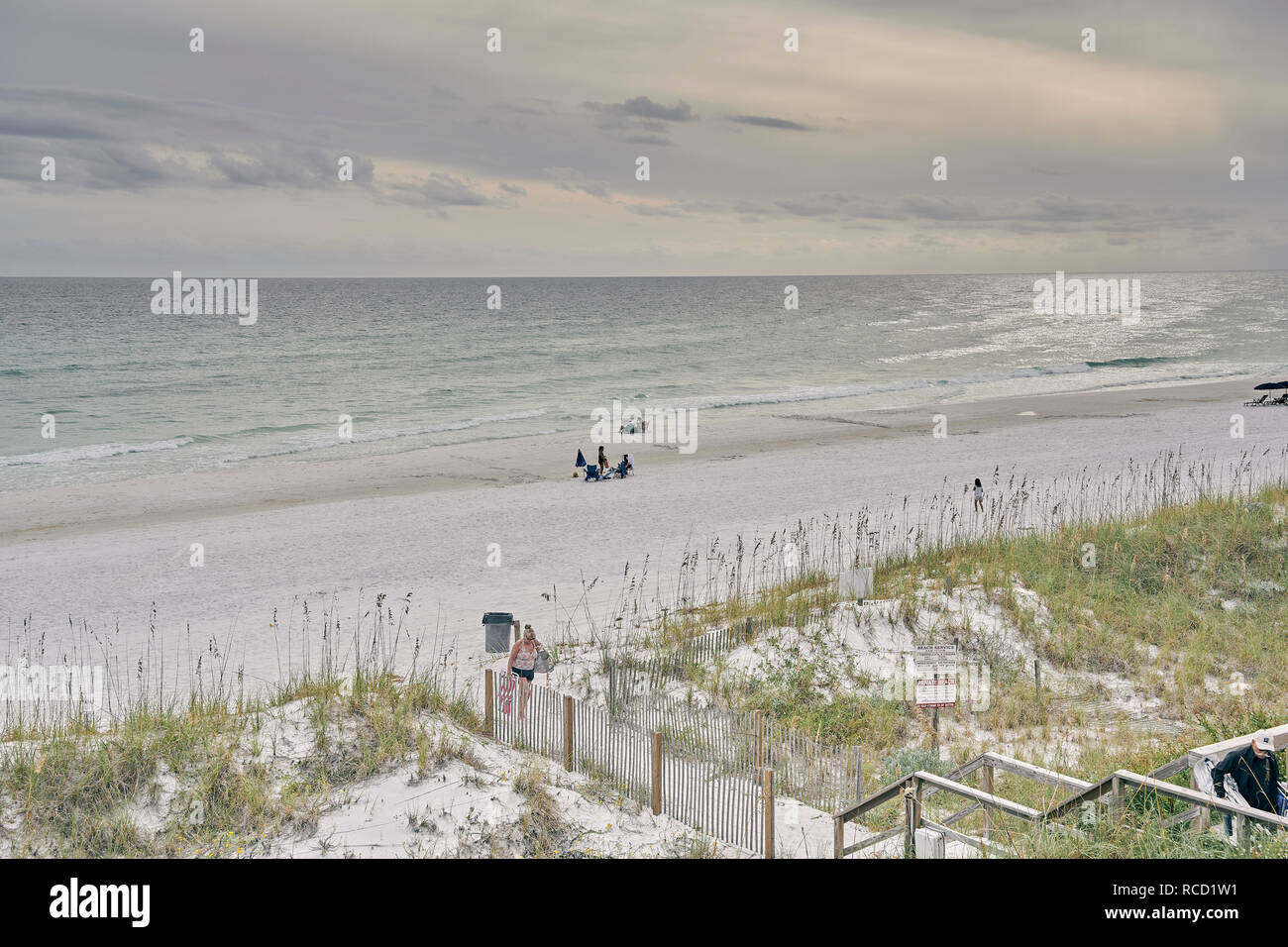 Familie und Menschen auf dem weißen Sand entspannen abgeschiedenen Florida Gulf Coast Strand bei Orange Beach ein Alabama Pfannenstiel Kurort, USA. Stockfoto