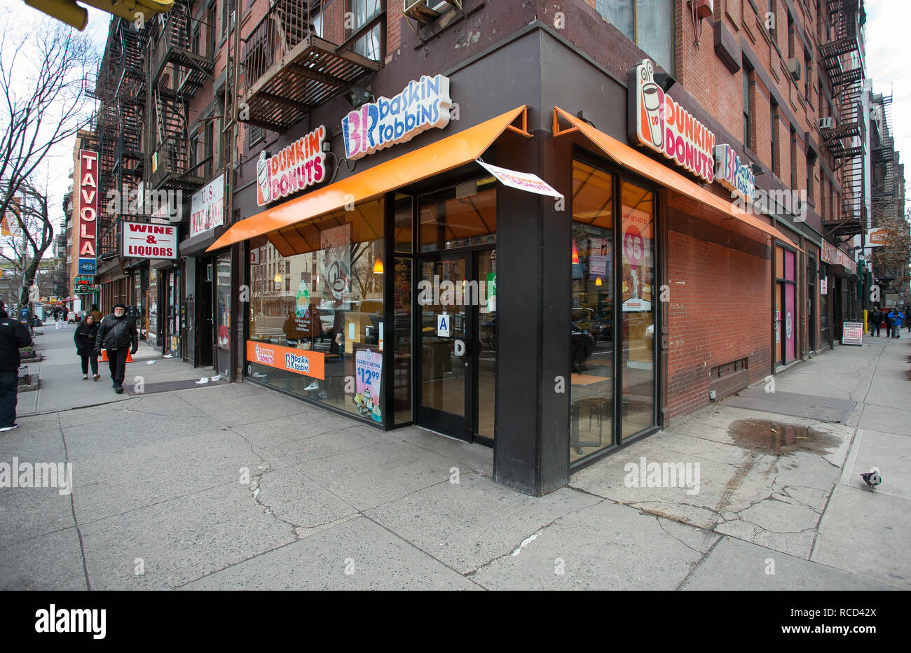 Allgemeine Ansicht GV ein Dunkin' Donuts, Baskin Robbins store Front am 9. Avenue, New York. Stockfoto