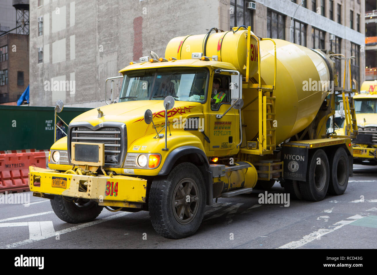Eine NYCON (Nycon New York konkrete Versorgung) Mack granite Betonmischer LKW auf der Straße in New York City, NY, USA. Stockfoto