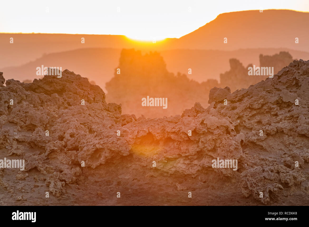 Kalkstein Schornsteine bei Sonnenuntergang am See Abbe, Dschibuti Stockfoto