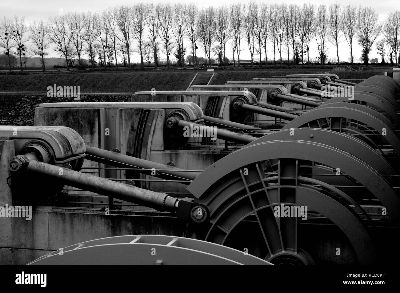 Räder und Rädchen für floodgate Controlling in Kanal Stockfoto