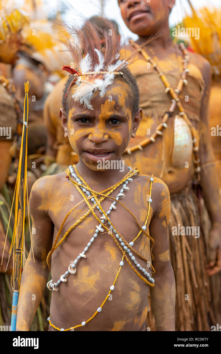 Ein Junge im Kostüm bereit Teil in der goroka Festival zu nehmen. Stockfoto
