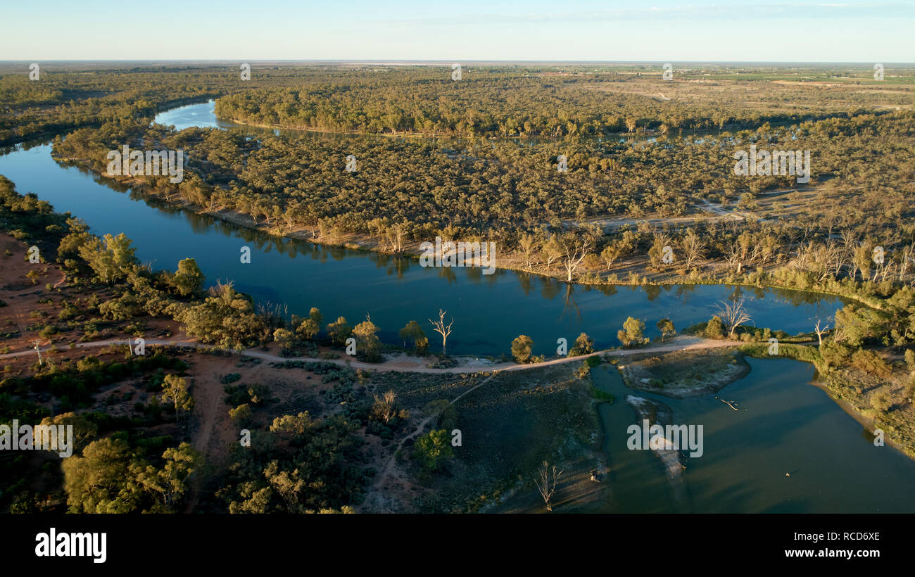 Niedriger höhe Empfängerantenne billabongs in der Nähe des Murray River. Der Murray River ist der Wasserfläche im Hintergrund. Stockfoto