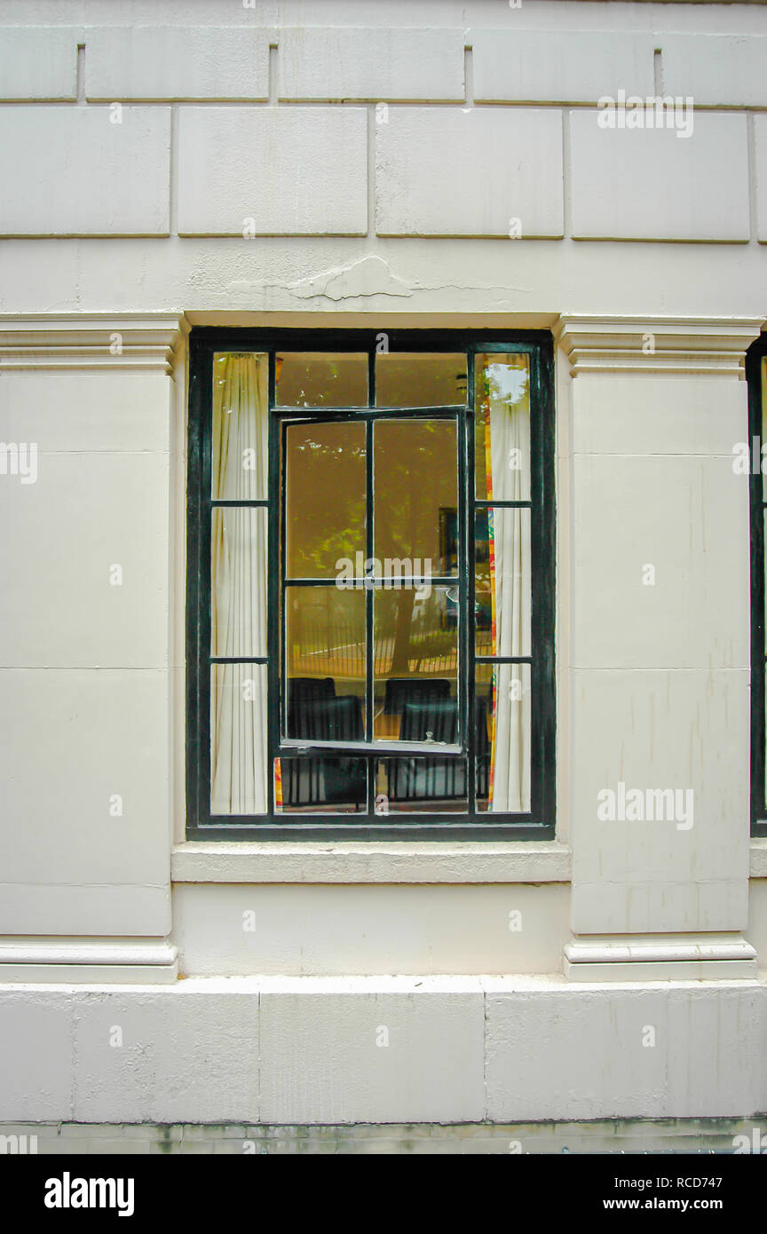 Metall offset Achse Schwenken oder Drehmittelpunkt Fenster ist senkrecht in eine weiße Wand geöffnet eingestellt Stockfoto