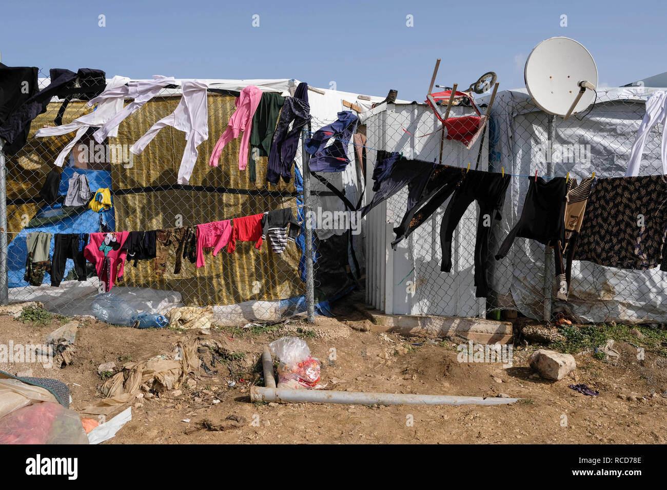 Kleider sind Links in einem informellen Refugee settlement zu hängen, einer von vielen, die das Bekaa-tal dot. Sturm Norma betroffen Tausende von syrischen Flüchtlinge leben in prekären Bedingungen in der Libanesischen Bekaa-tal. Sie sind jetzt gezwungen, die für eine andere Sturm, die sich vorbereitet werden. Stockfoto