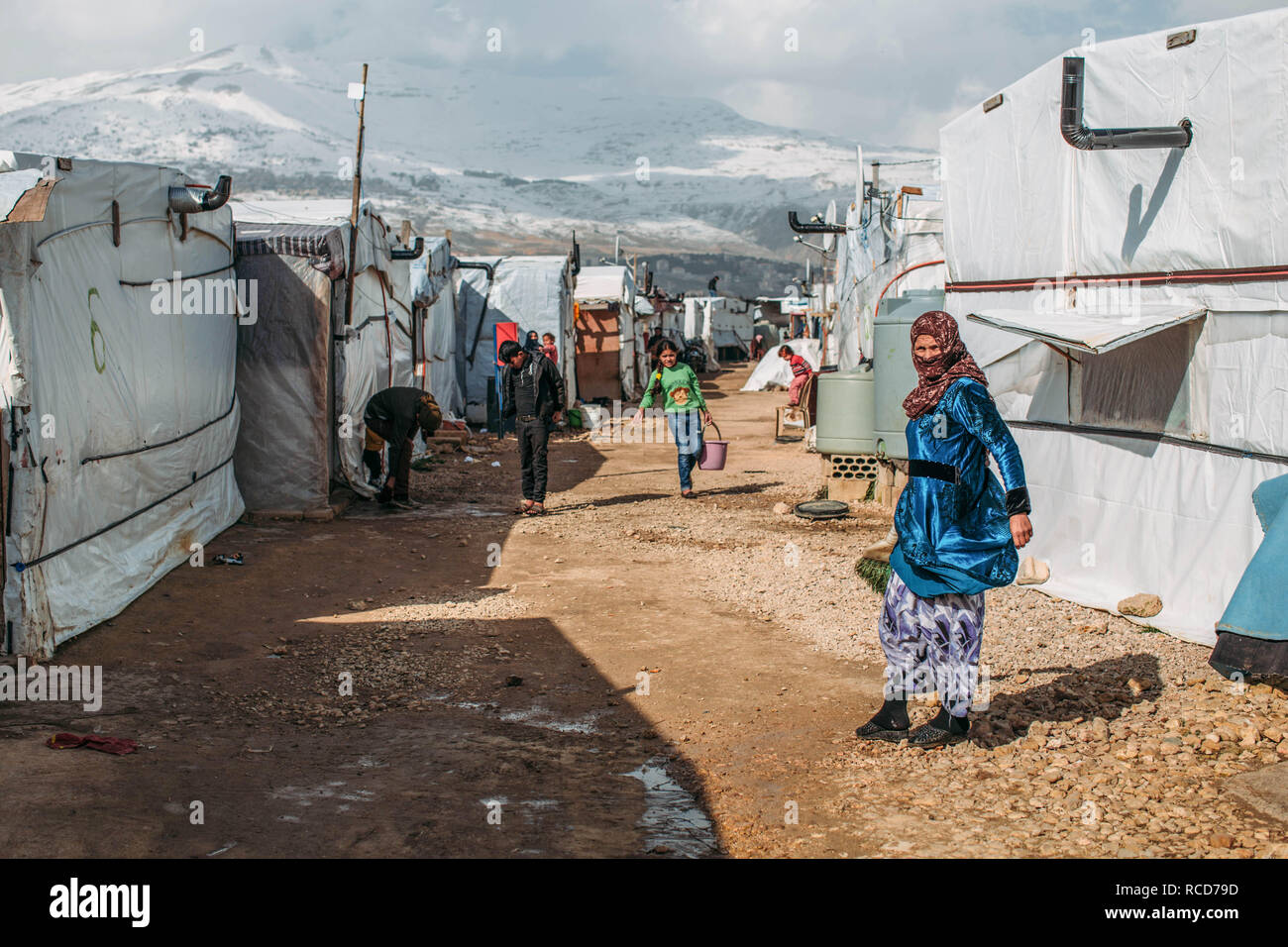 Da die Temperaturen sinken, Flüchtlinge vorbereiten für ein anderes nach den Schäden und Überschwemmungen durch Sturm Norma unleashed Sturm. Sturm Norma betroffen Tausende von syrischen Flüchtlinge leben in prekären Bedingungen in der Libanesischen Bekaa-tal. Sie sind jetzt gezwungen, die für eine andere Sturm, die sich vorbereitet werden. Stockfoto