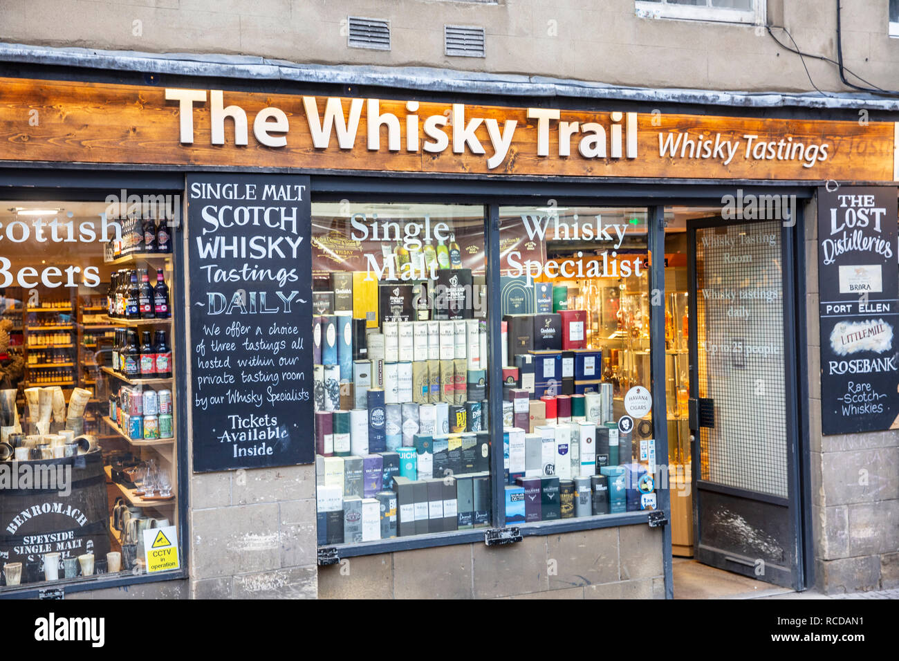 Whisky Tasting auf der Royal Mile in Edinburgh, Schottland, Vereinigtes Königreich Stockfoto