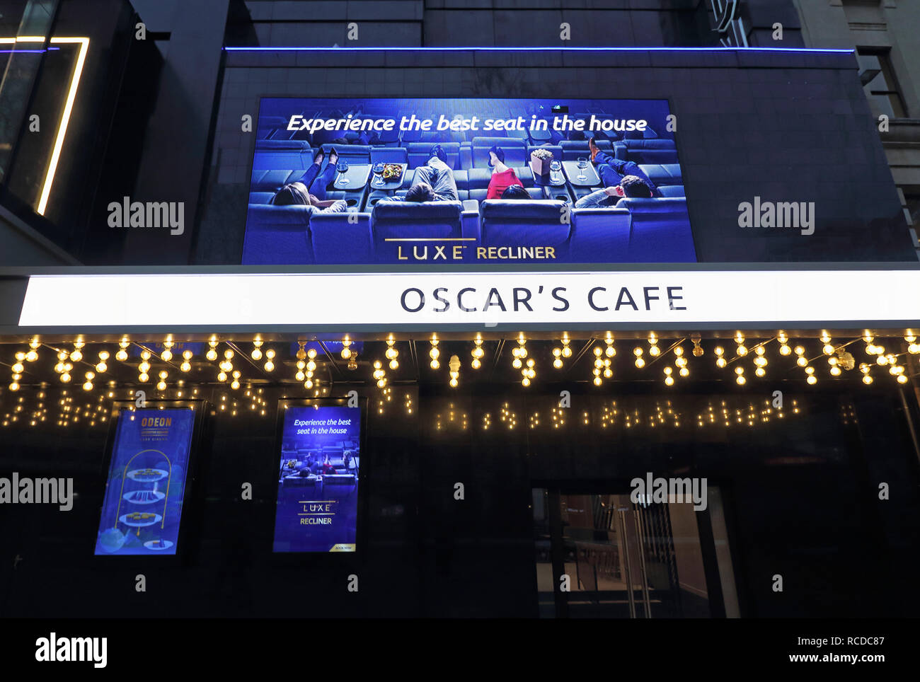 Odeon Leicester Square, der legendären Heimat der London Film Premieren, hat kürzlich, nach einer £ 15 Mio. wieder geöffnet. Jetzt das Odeon Luxe Leicester Square, das Kino im Herzen des West Ends gelegen, ist die Heimat von Hunderten von Welt und europäische Premieren genannt worden. Die größte einzelne-Kino im Vereinigten Königreich wurde vollständig aktualisiert wurde, Liegen/Chaises Odeon Luxe Sitze mit dem Dolby Kinoerlebnis zu kombinieren. Stockfoto
