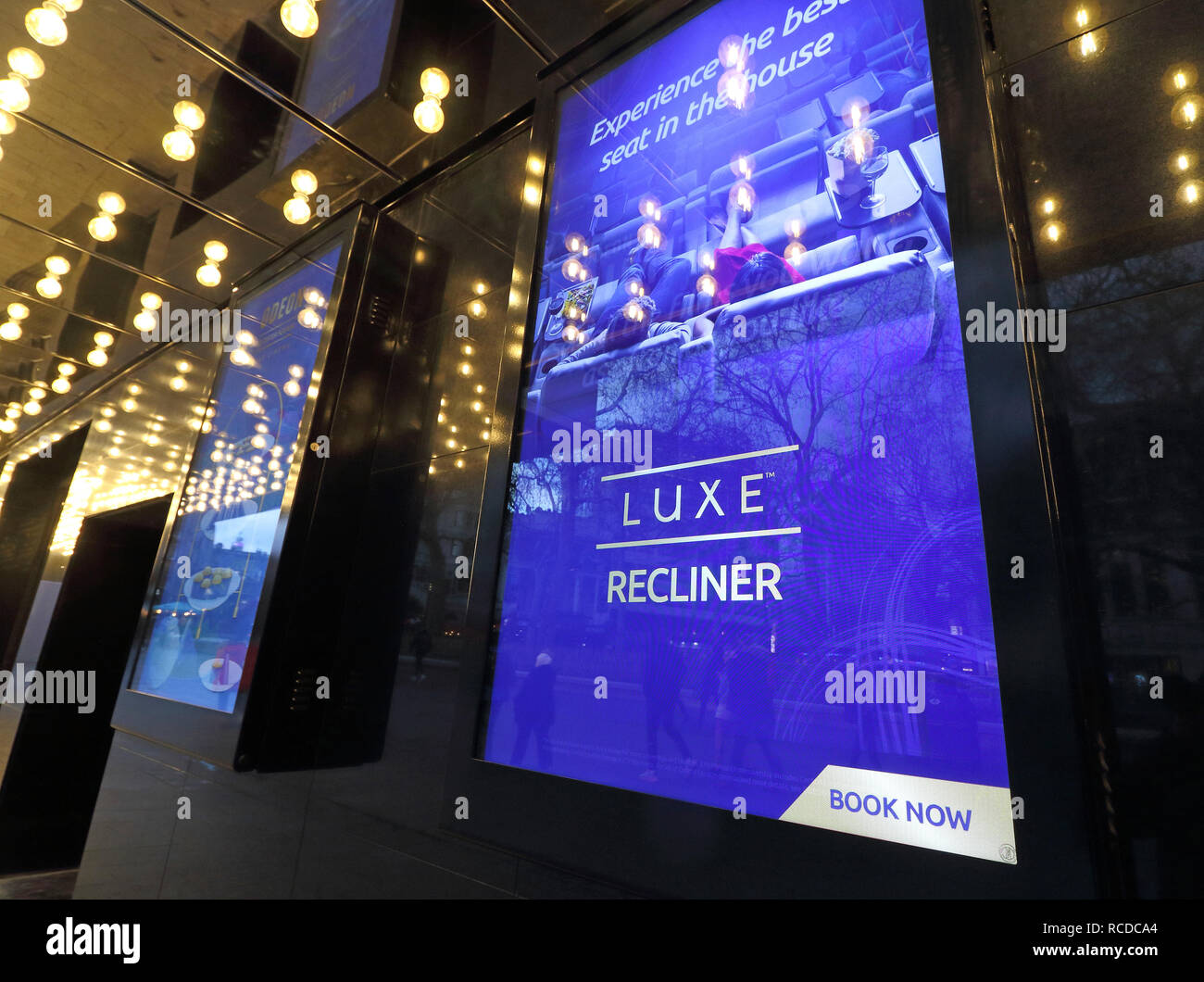 Odeon Leicester Square, der legendären Heimat der London Film Premieren, hat kürzlich, nach einer £ 15 Mio. wieder geöffnet. Jetzt das Odeon Luxe Leicester Square, das Kino im Herzen des West Ends gelegen, ist die Heimat von Hunderten von Welt und europäische Premieren genannt worden. Die größte einzelne-Kino im Vereinigten Königreich wurde vollständig aktualisiert wurde, Liegen/Chaises Odeon Luxe Sitze mit dem Dolby Kinoerlebnis zu kombinieren. Stockfoto