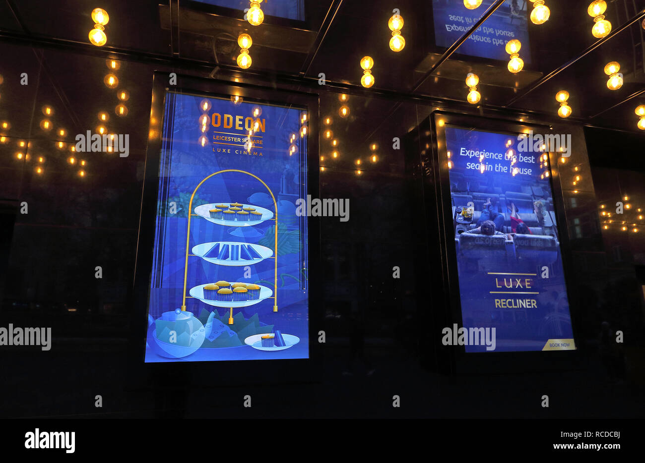 Odeon Leicester Square, der legendären Heimat der London Film Premieren, hat kürzlich, nach einer £ 15 Mio. wieder geöffnet. Jetzt das Odeon Luxe Leicester Square, das Kino im Herzen des West Ends gelegen, ist die Heimat von Hunderten von Welt und europäische Premieren genannt worden. Die größte einzelne-Kino im Vereinigten Königreich wurde vollständig aktualisiert wurde, Liegen/Chaises Odeon Luxe Sitze mit dem Dolby Kinoerlebnis zu kombinieren. Stockfoto