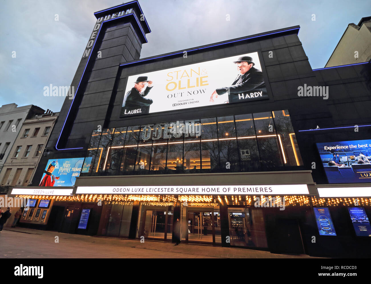 Odeon Leicester Square, der legendären Heimat der London Film Premieren, hat kürzlich, nach einer £ 15 Mio. wieder geöffnet. Jetzt das Odeon Luxe Leicester Square, das Kino im Herzen des West Ends gelegen, ist die Heimat von Hunderten von Welt und europäische Premieren genannt worden. Die größte einzelne-Kino im Vereinigten Königreich wurde vollständig aktualisiert wurde, Liegen/Chaises Odeon Luxe Sitze mit dem Dolby Kinoerlebnis zu kombinieren. Stockfoto