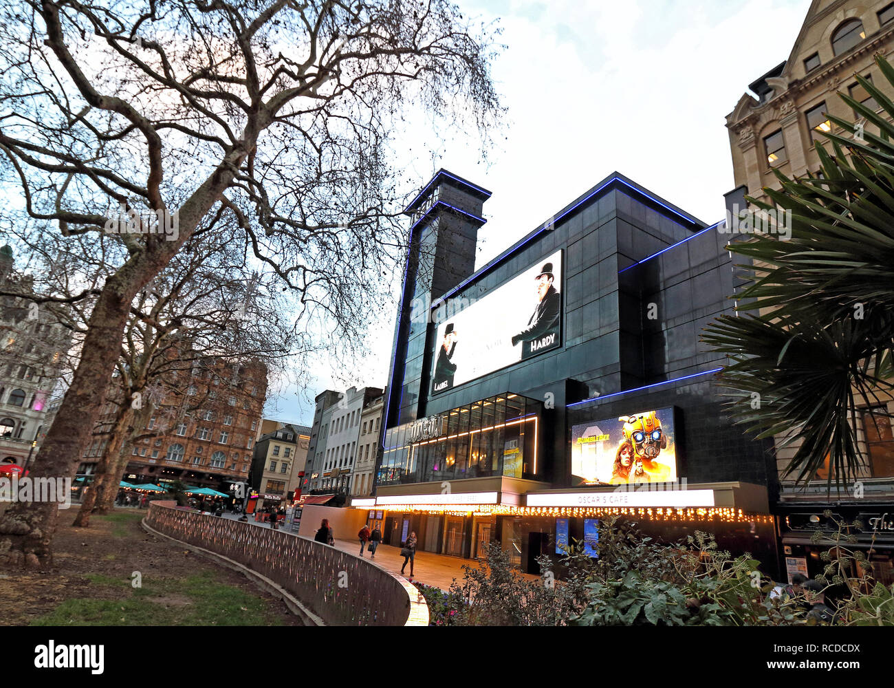 Odeon Leicester Square, der legendären Heimat der London Film Premieren, hat kürzlich, nach einer £ 15 Mio. wieder geöffnet. Jetzt das Odeon Luxe Leicester Square, das Kino im Herzen des West Ends gelegen, ist die Heimat von Hunderten von Welt und europäische Premieren genannt worden. Die größte einzelne-Kino im Vereinigten Königreich wurde vollständig aktualisiert wurde, Liegen/Chaises Odeon Luxe Sitze mit dem Dolby Kinoerlebnis zu kombinieren. Stockfoto