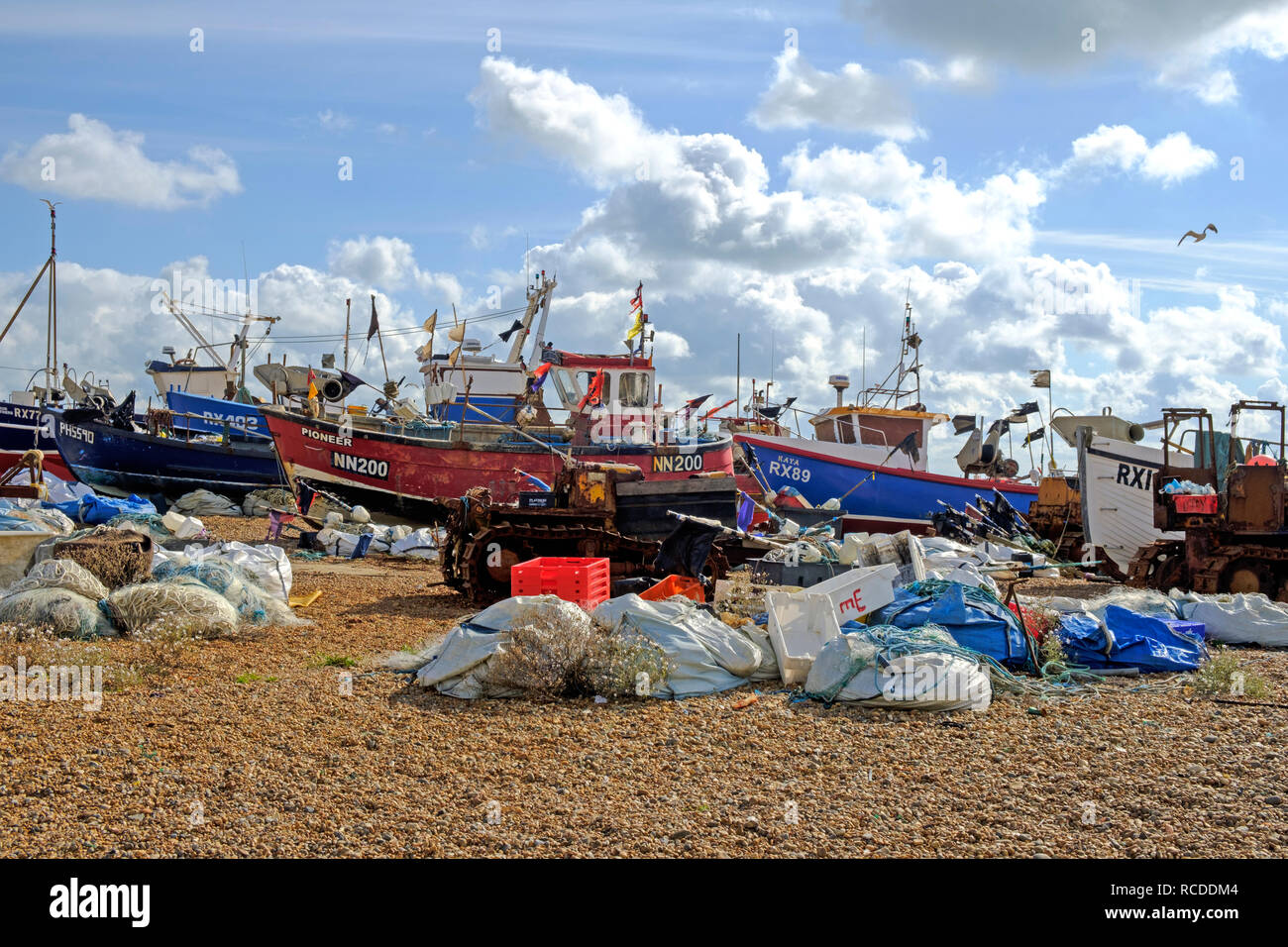 Hastings Altstadt Stade Fischerboot am Strand. Hastings hat eine der größten Strand - gestartet Fischereiflotten in Europa Stockfoto