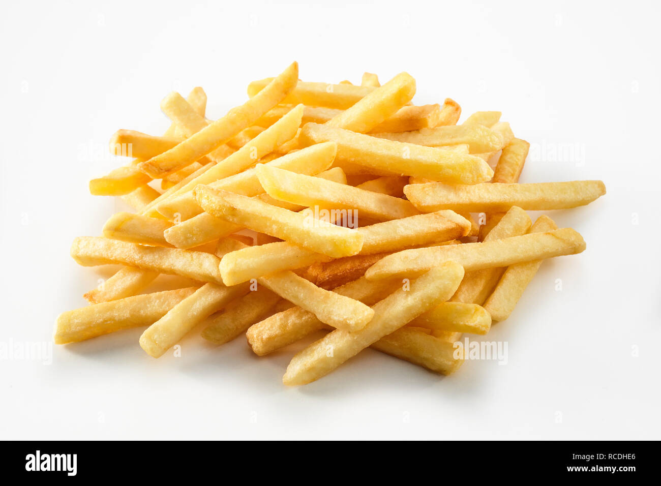 Teil der geraden Schnitt fried Potato Chips, Pommes Frites oder Pommes Frites in einem Stapel auf weiß Geeignet für Männer und Werbung Stockfoto