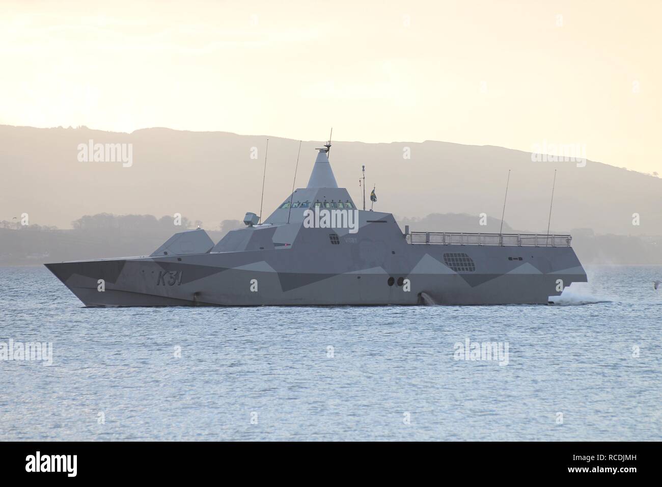 HSwMS Visby (K 31), einem Visby-Klasse Corvette durch die Schwedische Royal Navy betrieben, vorbei an Greenock zu Beginn der Übung gemeinsame Krieger 13-1. Stockfoto