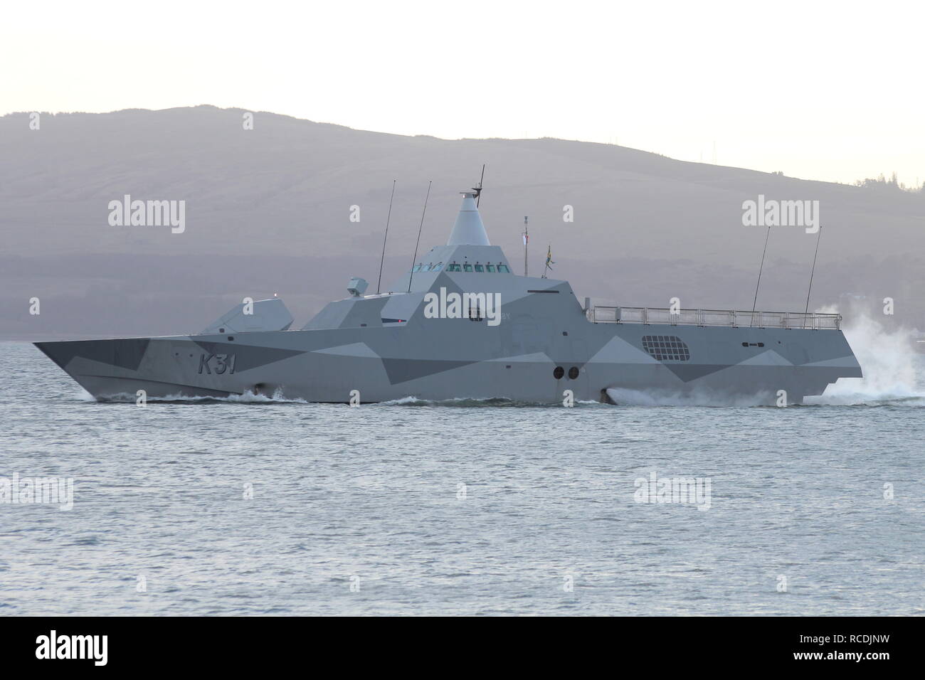 HSwMS Visby (K 31), einem Visby-Klasse Corvette durch die Schwedische Royal Navy betrieben, vorbei an Greenock zu Beginn der Übung gemeinsame Krieger 13-1. Stockfoto