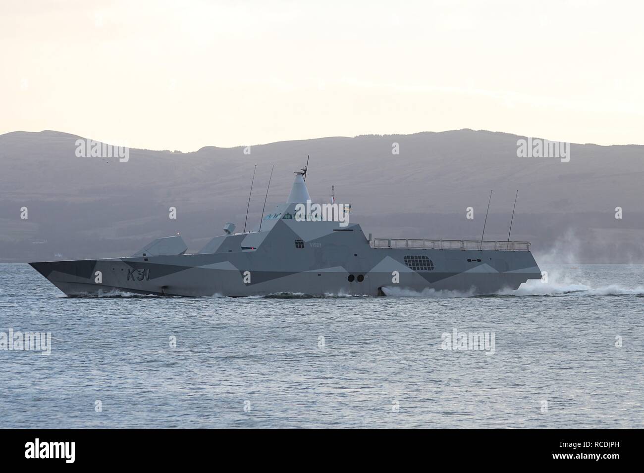 HSwMS Visby (K 31), einem Visby-Klasse Corvette durch die Schwedische Royal Navy betrieben, vorbei an Greenock zu Beginn der Übung gemeinsame Krieger 13-1. Stockfoto