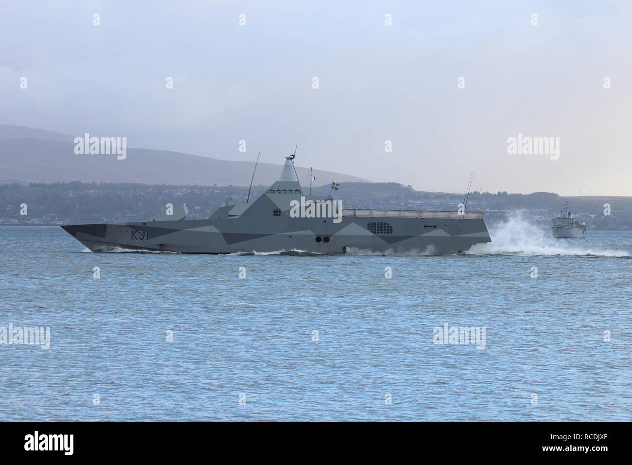 HSwMS Visby (K 31), einem Visby-Klasse Corvette durch die Schwedische Royal Navy betrieben, vorbei an Greenock zu Beginn der Übung gemeinsame Krieger 13-1. Stockfoto