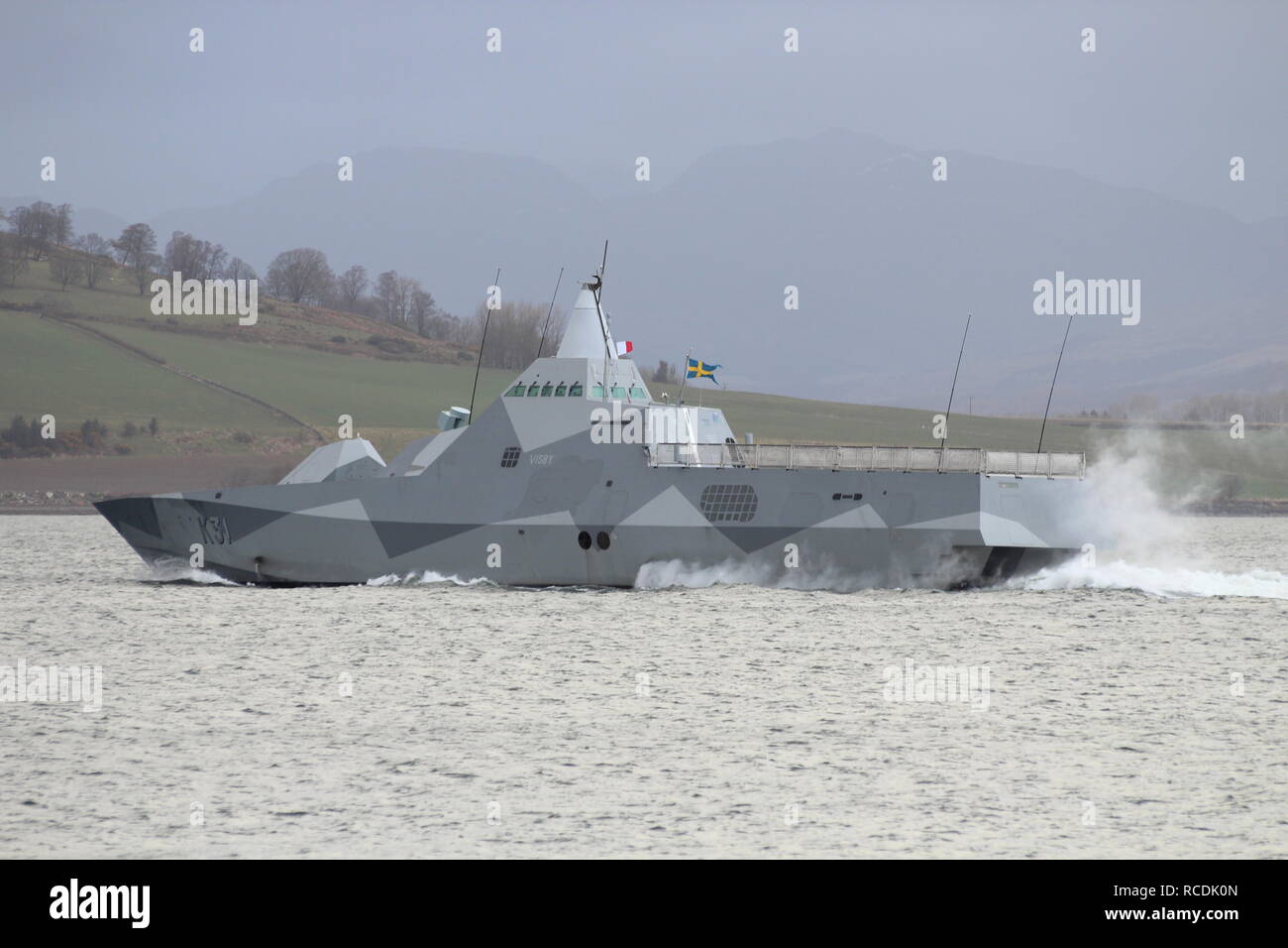HSwMS Visby (K 31), einem Visby-Klasse Corvette durch die Schwedische Royal Navy betrieben, vorbei an Greenock zu Beginn der Übung gemeinsame Krieger 13-1. Stockfoto