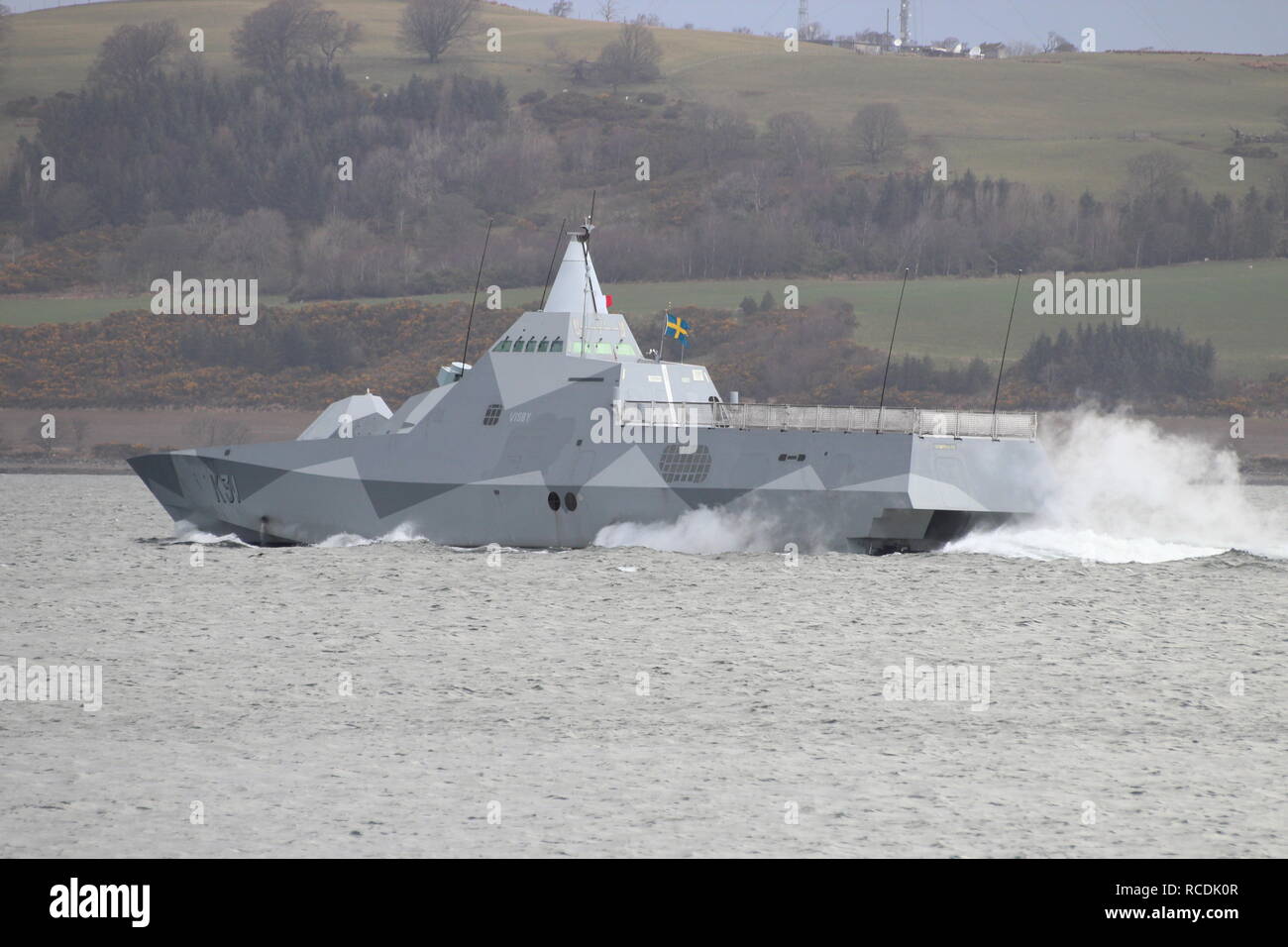 HSwMS Visby (K 31), einem Visby-Klasse Corvette durch die Schwedische Royal Navy betrieben, vorbei an Greenock zu Beginn der Übung gemeinsame Krieger 13-1. Stockfoto