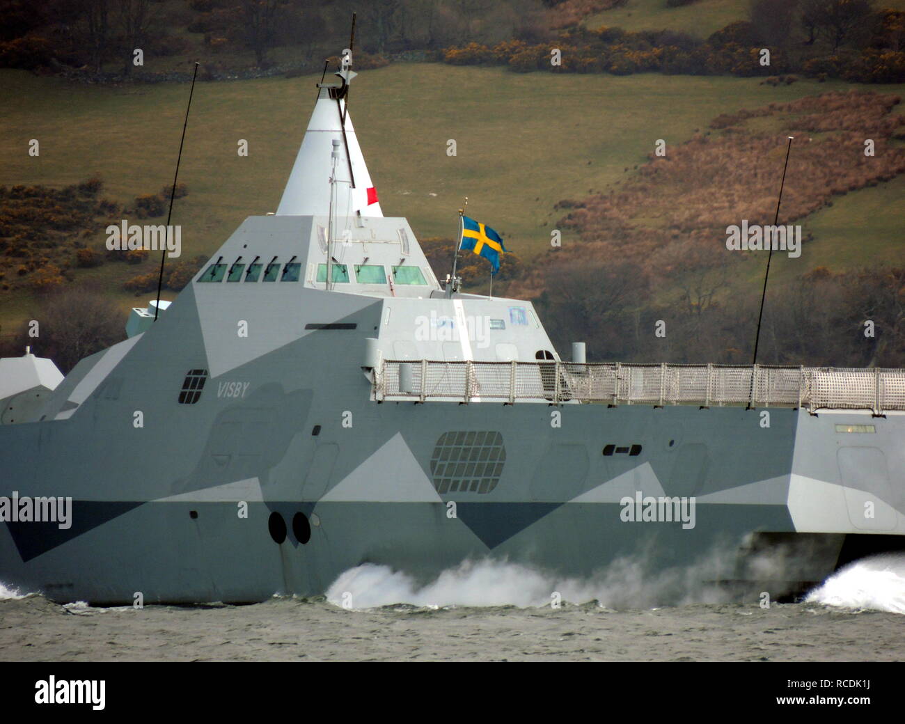 HSwMS Visby (K 31), einem Visby-Klasse Corvette durch die Schwedische Royal Navy betrieben, vorbei an Greenock zu Beginn der Übung gemeinsame Krieger 13-1. Stockfoto