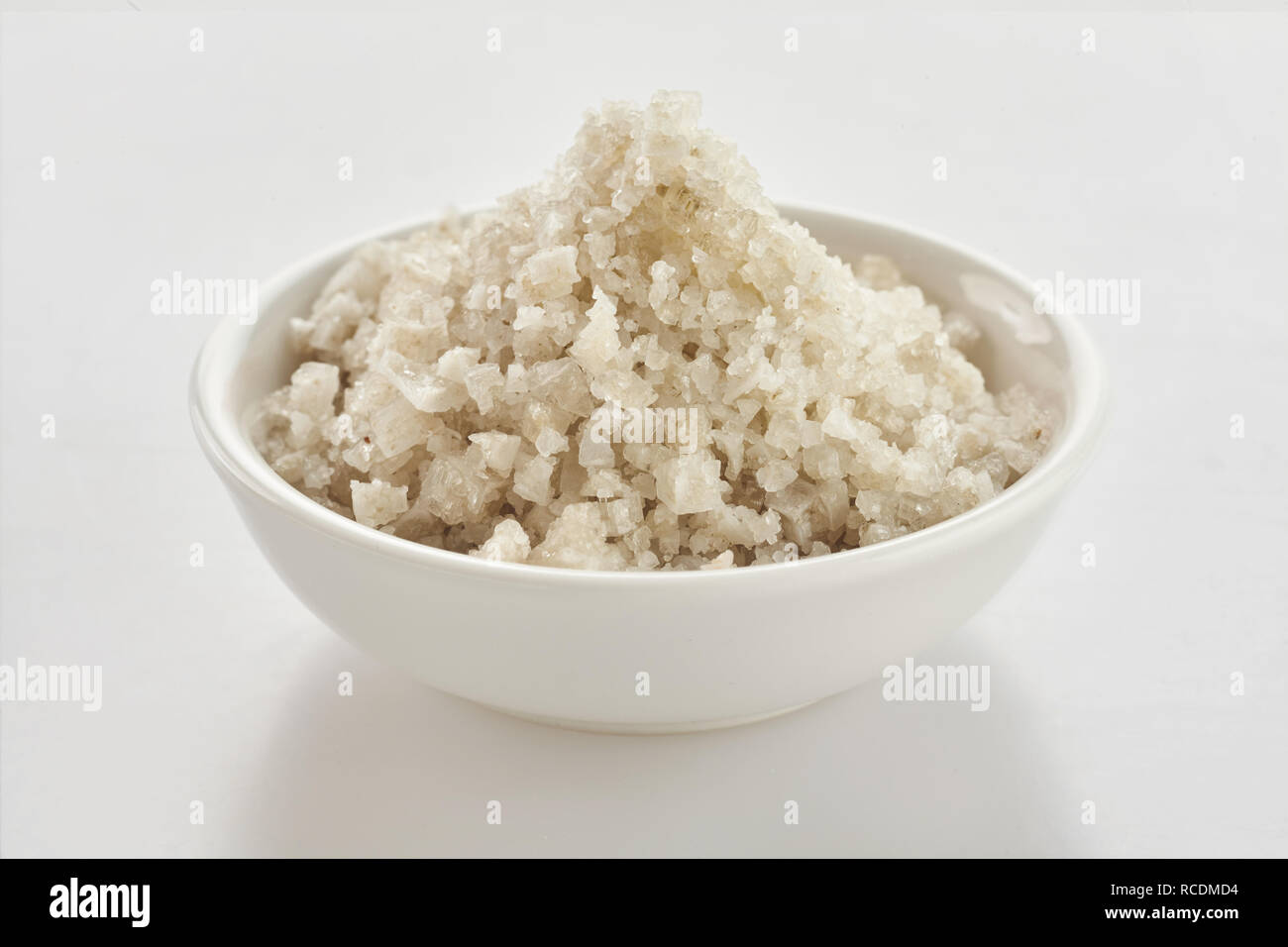 Teller der Französischen Geurande Fleur de Sel, Meersalz aus Verdunstung an der Oberfläche des Wassers abgeleitet und eine gesunde natürliche Gewürz für Essen Stockfoto