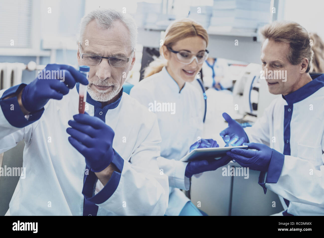 Gruppe von Forschern, die an einem Projekt Stockfoto