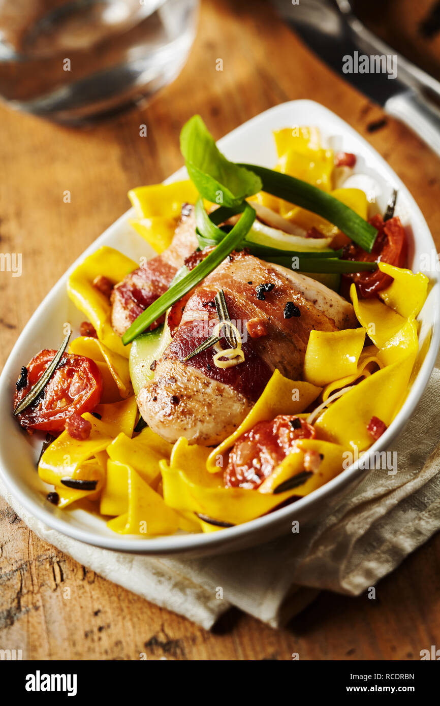 Italienische Pasta mit Schweinefilets in Ham, gewürzt mit Rosmarin und Basilikum hohen Winkel schließen sich für ein Menü gesehen gewickelt Stockfoto