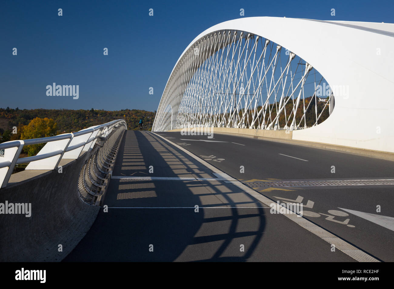 Prag - Die moderne Bogenbrücke Trójský am meisten. Stockfoto