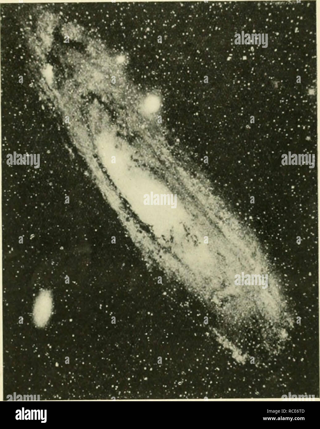 . Entdeckung. Wissenschaft. DISCOVERY 39 glaubte. Shaplcy's Forschungen zeigen, dass der Schwerpunkt des siderischen System ist in der Con-stellation Schütze, inmitten des dichten Stern - Wolken der Region, 60.000 Lichtjahre von der Sonne. Die stellare System selbst zu sehen ist viel ausgedehnter werden als bisher geglaubt worden ist. "Die Studie des Dis-tances und die Struktur der Kugelsternhaufen hat gezeigt, dass im Volumen der galaktischen System ist mehr als hundert tausend Mal so groß wie wir früher geglaubt, es zu sein" - Mindestens 300.000 Lichtjahre im Durchmesser. "Das Phänomen der M Stockfoto